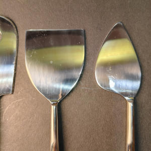 Ensemble d'outils contemporains en or poli 4 pièces comprenant une fourchette à fromage, un couteau à pointes, une pelle à fromage dur et un épandeur à fromage mou. - Product Image 4