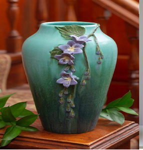 Jarrón de cerámica esmaltada en color verde azulado intenso con flores moradas 3D hechas a mano y una silueta elegante, a precios de mayorista. - Product Image 1