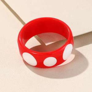 Bracelet en résine fait main, forme ronde, bijou de collection artistique et tendance, couleur rose et crème, par Handmade Collection - Product Image 2