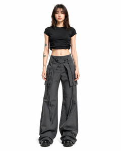 Pantalon cargo gris foncé pour femme, coupe large, taille haute, avec détails de sangles ajustables, style streetwear - Product Image 3