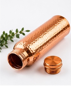 Bouteille en cuivre de qualité supérieure, design martelé, portable, style européen, très vendue, pour les voyages en plein air. - Product Image 1
