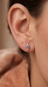 Boucles d'oreilles clous en or jaune massif 9K 9KT avec diamant de laboratoire certifié IGI et tanzanite pour femme – Fabricant de bijoux sur mesure en gros - Product Image 2
