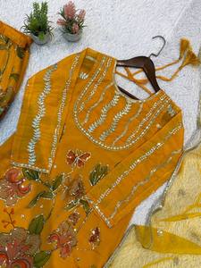 Ensemble traditionnel indien pakistanais brodé de fleurs jaunes, en organza doux, avec sharara et dupatta, idéal pour les mariages et les festivals. - Product Image 6