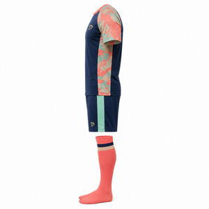 Conjuntos de Uniformes de Fútbol para Hombre, Ultraligeros, de Verano, 100% Poliéster, de Secado Rápido, con Cuello en V |   Ropa Deportiva OEM de Alto Rendimiento - Product Image 6