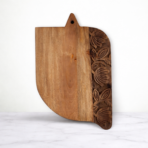Tabla de Cortar Moderna de Madera de Fresno Tallada a Mano, Forma Asimétrica, Borde con Detalle Floral, Duradera, Apta para Alimentos, Tabla de Servir para Cocina - Product Image 1