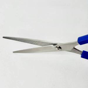 Tijeras de Barbero Profesionales de Alta Calidad para Salón de Belleza, Acero Inoxidable, Punta Afilada, Mango Mediano, Diseño Personalizado para Diestros - Product Image 5
