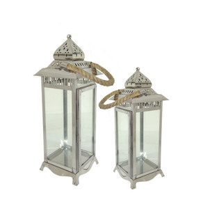 Ensemble de lanternes à bougies hexagonales en acier inoxydable poli argenté, avec cadre métallique perforé à découpe étoile et cheminée cylindrique à toit pyramidal - Product Image 1