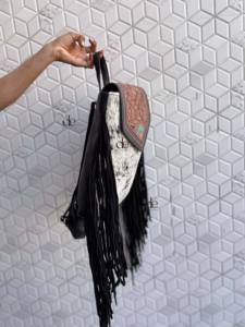 Mochila de piel de vaca con flecos Mochila de estilo occidental elegante Mochilas escolares Unisex Tallado a mano Producto a granel al por mayor - Product Image 2