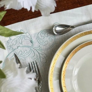 Sets de Napperons et Serviettes Personnalisés Brodés en Lin Blanc 100% avec Motifs de Feuilles Bleues Vintage, Lavables, pour Mariages, Événements à Domicile - Product Image 4