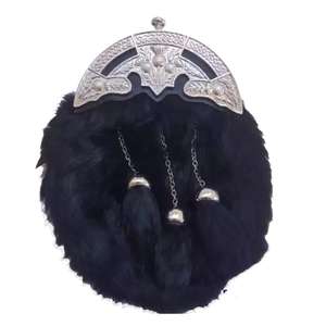 Kilt escocés de piel de conejo negro con cantle con detalles de cardo y tres borlas - Product Image 1