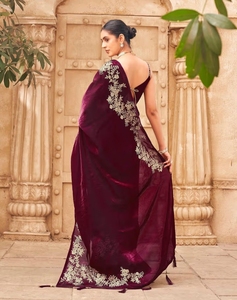 Sari de soirée traditionnel en satin de soie brodé KV Maroon, avec chemisier non cousu, sans plis - Product Image 5