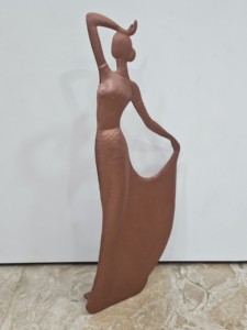 Sculpture abstraite en céramique de femme, figurine d'art moderne, statue décorative marron pour la maison et les mariages - Product Image 2