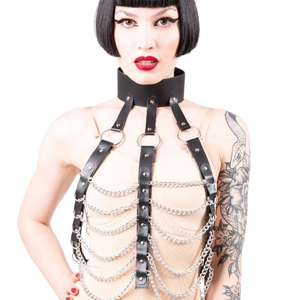 Harnais de poitrine en cuir noir avec sangle de cou et chaînes en acier, ajustement réglable pour les tenues de club - Product Image 4