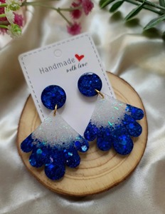 Boucles d'oreilles éventail en résine bleue pailletée faites à la main, bijoux tendance au design exquis - Product Image 2