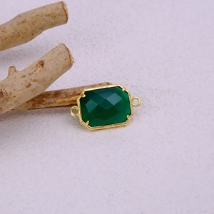 Vente en gros Onyx vert facettes Rectangle connecteur bracelets et colliers faits à la main avec lunette texturée en or et matériau en laiton - Product Image 3