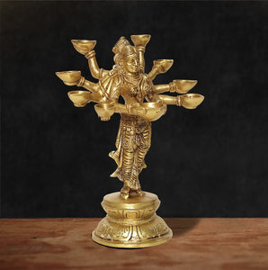 Diya à huile en laiton en forme de coquille, orné de gravures texturées complexes et d'un base lestée, disponible à prix de gros. - Product Image 4