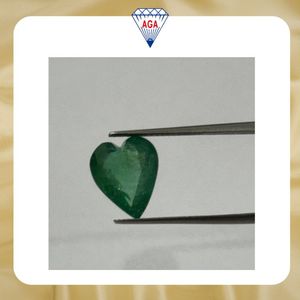 Excellente Pierre Précieuse Naturelle Émeraude Zambienne Coupe Cœur 4,06 Carats Verte Qualité AAA avec Légères Inclusions Naturelles - Product Image 2