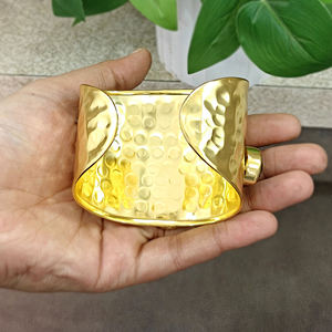 กำไลข้อมือแบบหนาประดับพลอยอาเกตสีม่วงและเพชร CZ ดีไซน์โดดเด่น ชุบทอง 18k บนทองเหลือง ผิวสัมผัสแบบตอกลาย ปรับขนาดได้ - Product Image 5