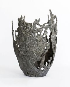 Elegante Florero de Aluminio para Decoración de Sala de Estar, Estilismo de Mesa de Comedor y Presentación Floral Contemporánea - Product Image 1