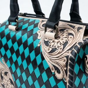 Bolso de mano mini Speedy para mujer, de cuero 100% genuino, con diseño floral tallado y patrón a cuadros de diamantes en azul cielo y negro. - Product Image 4