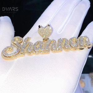 จี้ตัวอักษรโมอิสซาไนต์แบบกำหนดเอง VVS เงินแท้ 925 ชุบโรเดียม/ทองคำ หรูหรา ได้รับการรับรอง จี้ชื่อแบบเขียนลายมือสไตล์ฮิปฮอป - Product Image 1