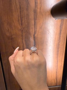 Bague de cocktail pour femme en or massif 18 carats plaqué rhodium, sertie de cristaux en forme de poire en grappe, style floral de luxe, certifiée IGI - Product Image 4