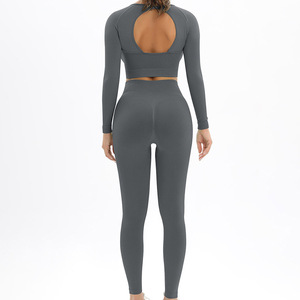 Ensemble de sport 2 pièces pour femme : soutien-gorge et leggings, texture douce, fabriqué pour les femmes, par les meilleurs fabricants de vêtements. - Product Image 3