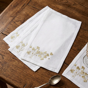 Serviettes de cocktail en lin brodées en gros, motif cœur doré, ourlet festonné, pour la décoration de table, la maison, les mariages, les bars et les événements - Product Image 1