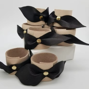 Anillos de Servilleta de Cuero Hechos a Mano con Cierre de Botón para Decoración de Mesa de Comedor, Estilismo de Mesa para Bodas y Eventos - Product Image 1