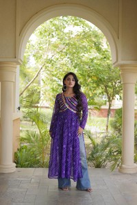Haut en faux georgette brodé Bandhani avec patchwork, taille unique, longueur cheville, coupe ample, tenue traditionnelle pour femme, Inde - Product Image 3