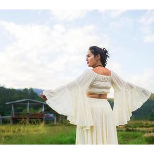 Ensemble jupe et haut court blancs style bohème pour femme, en coton fluide, idéal pour festivals, plage et villégiature - Product Image 4