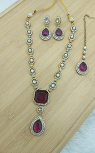 Ensemble de collier Kundan plaqué or traditionnel avec pendentif en pierre de zircon, boucles d'oreilles assorties, Maang Tikka, bijoux de mariage pour la mariée - Product Image 2