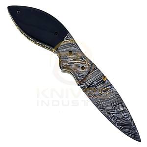 Cuchillo plegable multifuncional de supervivencia para exteriores hecho a mano en acero de Damasco con mango de cuerno de búfalo y funda de cuero. - Product Image 1