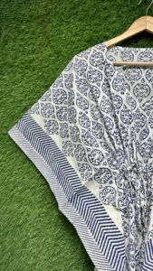 Robe longue kaftan bleue et blanche pour femme, imprimé ethnique, kaftan fluide à manches larges, coupe ample, idéale pour les vacances à la plage ou les centres de villégiature - Product Image 4