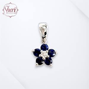 Pendentif en or blanc massif 18 carats pour femme de Sheri Jewels, style petite fleur, forme ronde, saphir bleu naturel et diamant - Product Image 1