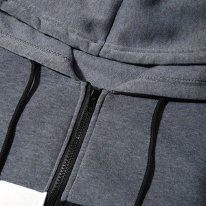 Conjunto Deportivo Personalizado OEM de Dos Piezas, Chaqueta y Pantalones, con Logotipo Bordado Personalizado, Chándal con Franjas Laterales para Hombre - Product Image 3