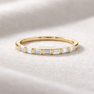 Bague de mariage et d'anniversaire minimaliste demi-éternité en or jaune massif 14 carats avec diamant naturel taille baguette de 0,33 ct - Product Image 1