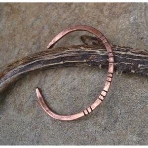 Bracelet manchette en cuivre décontracté pour le quotidien – Finition artisanale, texture torsadée rustique, bracelet gaufré fait main en promotion - Product Image 1
