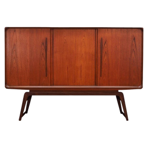 Aparador Astrid de Madera de Teca Estilo Moderno de Mediados de Siglo con Base Escultural en Forma de A y Tiradores Verticales - Product Image 1