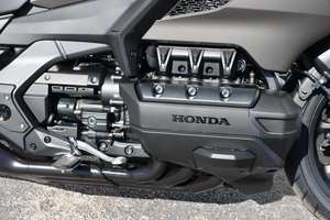 รับประกัน 2026 Gold Wing GL1800BT สีเงินด้าน 1833 ซีซี ระบายความร้อนด้วยน้ำ ระบบเกียร์ธรรมดา 6 สปีด รถมอเตอร์ไซค์ทัวร์ริ่งแบบใช้น้ำมัน มีสินค้าในสต็อก ซื้อเลย - Product Image 3