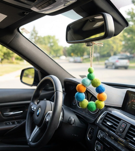 Diffuseur de voiture en feutre de laine biologique durable - Désodorisant suspendu artisanal et écologique - Couleurs et senteurs personnalisables - Product Image 2