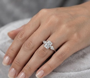 Bague de fiançailles élégante Trilogy, couleur E, clarté VS1, platine 950, diamant radiant de 2 carats, diamant cultivé en laboratoire de 2,27 carats, bijoux fins pour femmes - Product Image 1