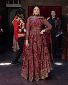 Vestido de diseñador con bordado pesado y lentejuelas, de encaje listo para usar, de georgette sintético con efecto floral, con falda y dupatta, conjunto listo para llevar. - Product Image 4