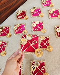 Juego de Alfombras de Terciopelo Rojo Hechas a Mano para Pooja con Porta Diyas Dorados, Accesorios de Roli Chawal y Adornos Festivos - Product Image 1