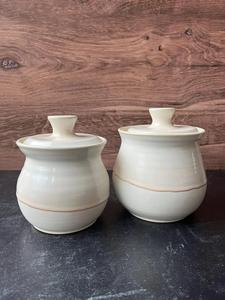 Tarro de Almacenamiento Clásico Esmaltado a Mano con Tapa, Silueta Curva Suave, Elegante Organizador de Encimera, Guarda Alimentos Atemporal para Cocina - Product Image 6