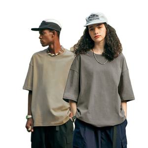 เสื้อยืดโอเวอร์ไซส์ผ้าคอตตอนหนานุ่ม 100% สไตล์สตรีทแวร์ คอกลม แต่งลายกราฟิกโลโก้ OEM ตามสั่ง - Product Image 1