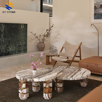 Table basse en marbre français de luxe, présentant des objets décoratifs, design moderne, salon, villa, hôtel, table en marbre