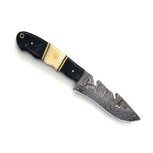 Cuchillo de caza hecho a mano de acero de Damasco con hoja de punta caída, mango negro y virola dorada, en venta a bajo precio. - Product Image 2