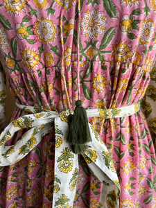 เดรสยาวผ้าฝ้ายลำลองสำหรับผู้หญิง คอจีน แขนยาว ลายพิมพ์ดอกไม้หลากสี แบบมีระบาย ราคาโรงงาน - Product Image 4