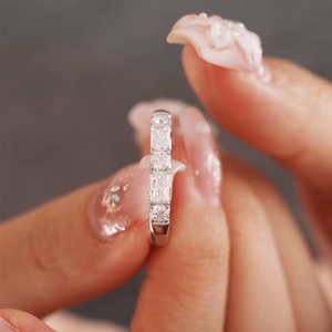 แหวนเพชรแล็บโกรว์ทรงกลมและทรงเรเดียนท์คัท 3 มม. ขายดีที่สุด ทองคำขาว 14K แท้ ดีไซน์หรูหรา 5 เม็ด รูปทรงสลับกันแบบฮาล์ฟอีเทอร์นิตี้ - Product Image 2